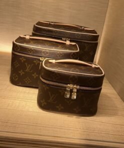 شنط ميك اب من لويس فيتون